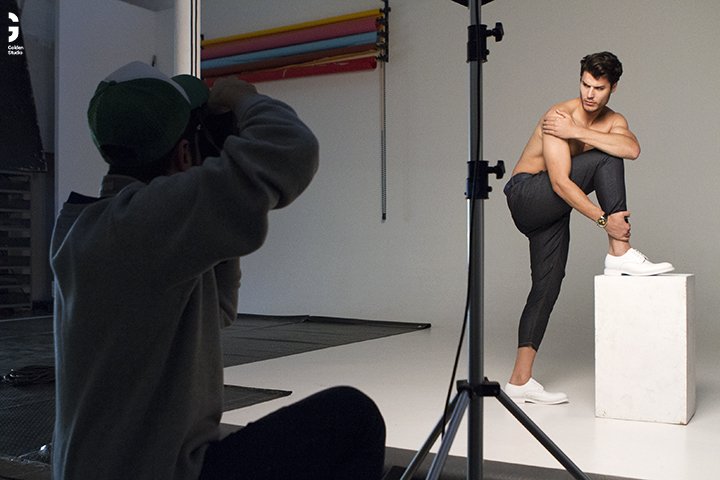 Modelo masculino golden studio