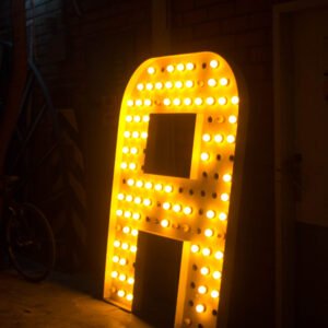 Lámpara A con luz amarilla continua